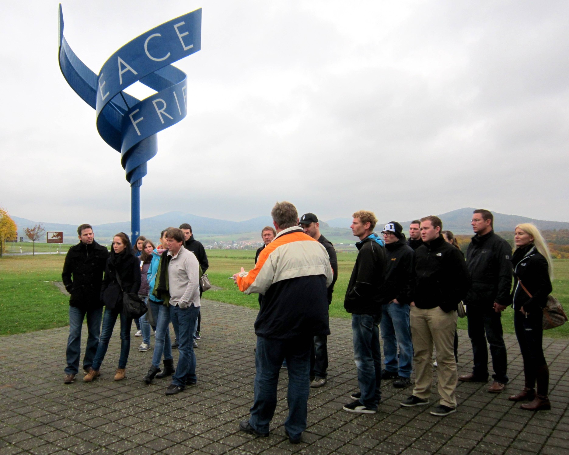 Führung rund um die ehemalige Zonengrenze. Im Hintergrund das Friedensdenkmal